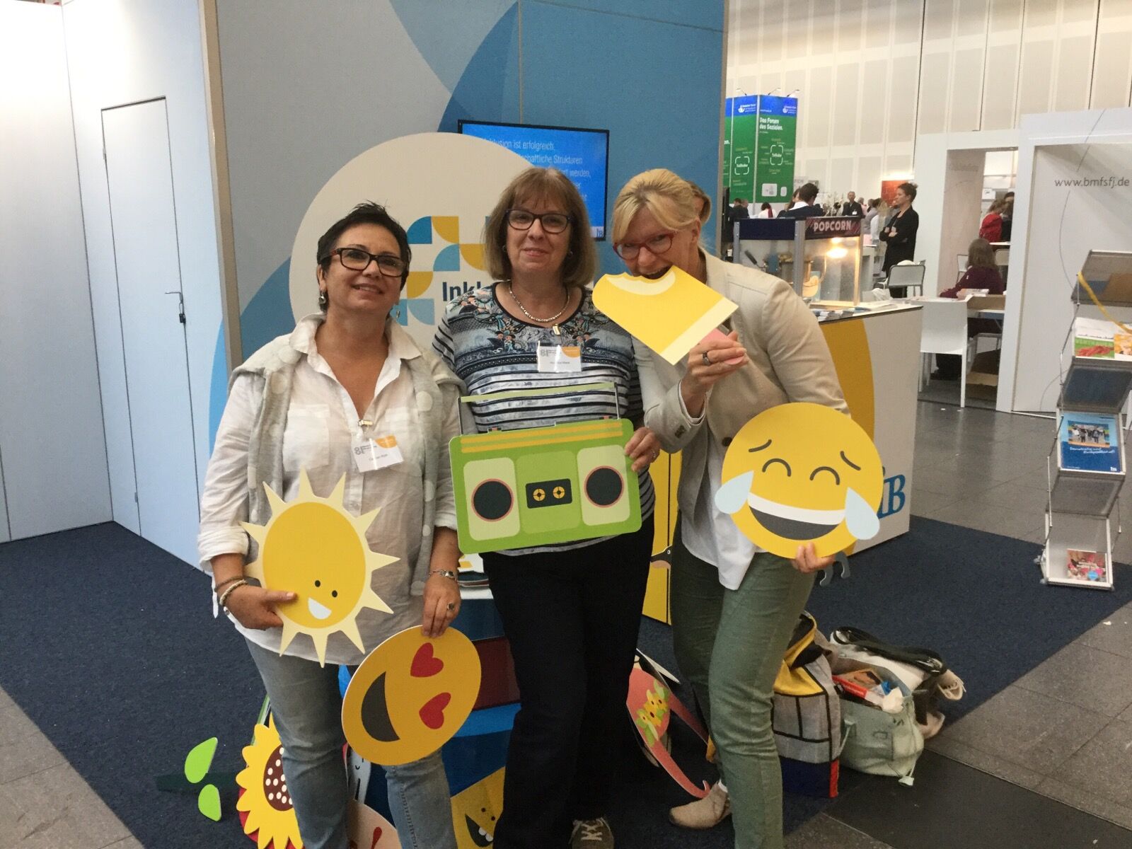 Drei Frauen mit Eis, Sonne, Kassettenrecorder, Smoji mit Herzaugen und lachendem Emoji